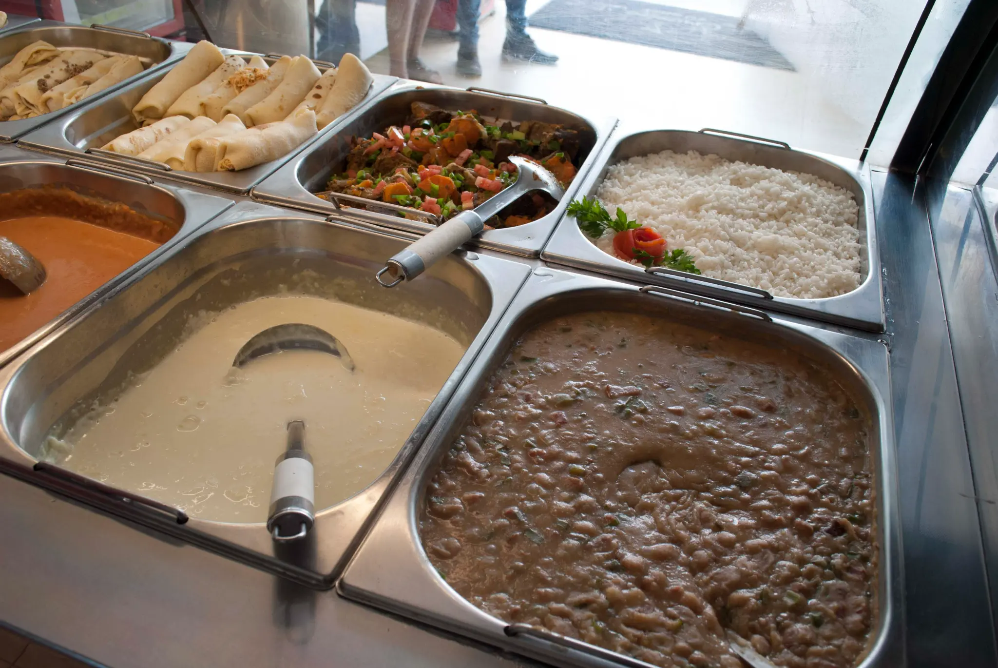 Buffet da Rotisserie Casa de Carnes Cruzeiro, com arroz, feijão, panquecas e acompanhamentos